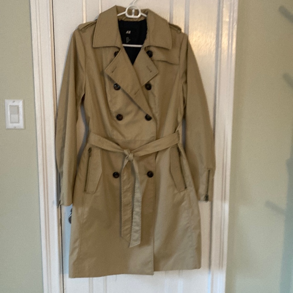 Get ready for the spring with this classic trench coat!